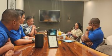 La Directora interina de la Oficina de Telecomunicaciones y Correos, la Sra. Judianne Labega-Hoeve, fue la anfitriona de la clase de TIC de Milton Peters College para una reunión de progreso sobre seguridad cibernética.