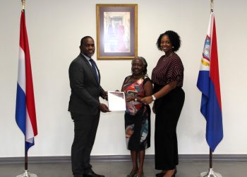 Los informadores completan la tarea y presentan el informe final al Gobernador