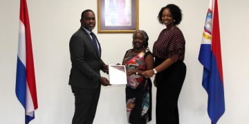 Los informadores completan la tarea y presentan el informe final al Gobernador