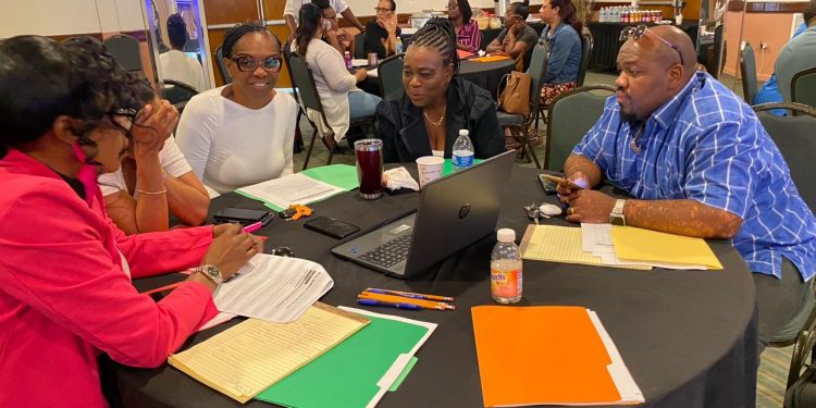 St. Maarten Academy PSVE de FAVE planifica el desarrollo de su escuela