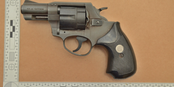 La colaboración exitosa conduce a arrestos y al descubrimiento de armas de fuego.