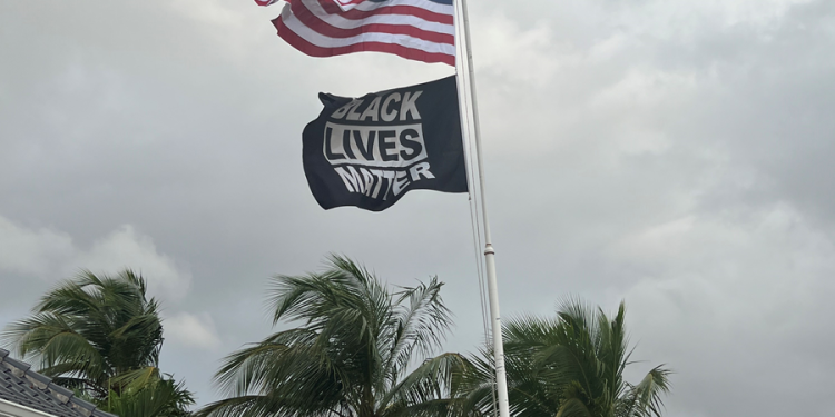 El Consulado de los Estados Unidos en Curaçao iza la bandera de Black Lives Matter para celebrar el Mes de la Historia Afroamericana