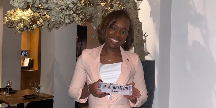 Ministro Samuel felicita a la Dra. Kemper por su maestría en medicina, St Maarten está orgulloso