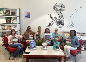 Island Gems dona libros de texto de historia y geografía francesa al Lycée polivalente