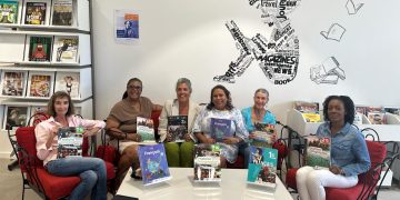 Island Gems dona libros de texto de historia y geografía francesa al Lycée polivalente