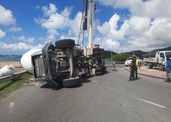 Camión de hormigón se vuelca en la rotonda del puente causeway