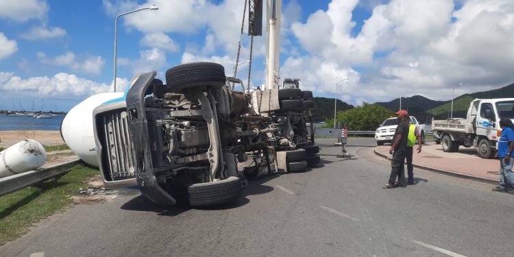 Camión de hormigón se vuelca en la rotonda del puente causeway
