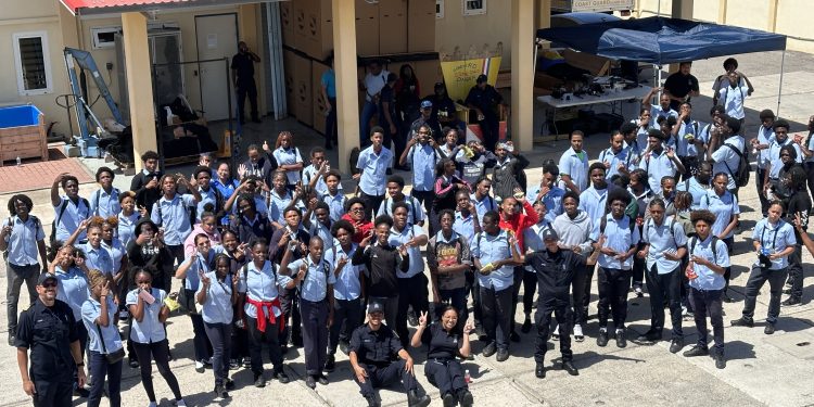 Milton Peters College visita la Guardia Costera