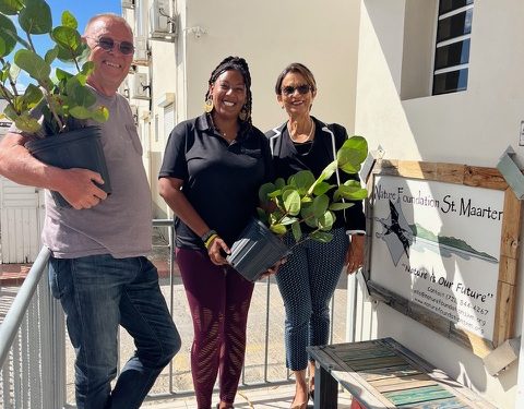 La Presidenta del Parlamento, Sarah A. Wescot-Williams, celebra el Día Nacional de los Árboles de St. Maarten compartiendo árboles de uva de mar locales con dos organizaciones