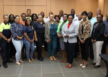 La Ministra Anna E. Richardson mantiene su promesa al firmar el lote de decretos nacionales (LB) para el personal