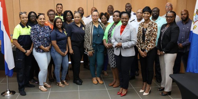 La Ministra Anna E. Richardson mantiene su promesa al firmar el lote de decretos nacionales (LB) para el personal