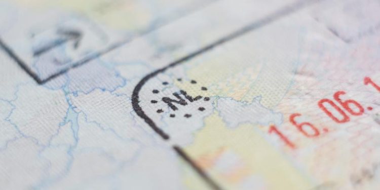 Miles de pasaportes holandeses robados en ataques de ransomware disponibles en la web oscura