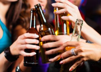 Anuncio público de la Policía de Sint Maarten sobre los menores y el consumo de alcohol durante las festividades de carnaval