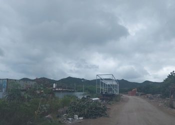 El remolque y el contenedor colocados ilegalmente en Pond Island deben retirarse dentro de 24 horas