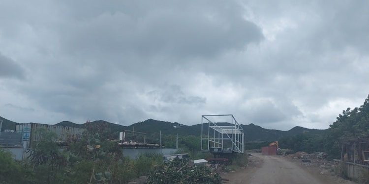 El remolque y el contenedor colocados ilegalmente en Pond Island deben retirarse dentro de 24 horas