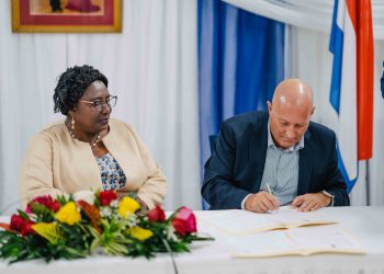 Alida Francis juró como gobernadora de la isla de Sint Eustatius