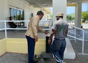 El Primer Ministro Dr. Luc Mercelina, participa en esfuerzos prácticos de limpieza en el edificio de la administración gubernamental
