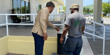 El Primer Ministro Dr. Luc Mercelina, participa en esfuerzos prácticos de limpieza en el edificio de la administración gubernamental