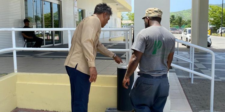 El Primer Ministro Dr. Luc Mercelina, participa en esfuerzos prácticos de limpieza en el edificio de la administración gubernamental