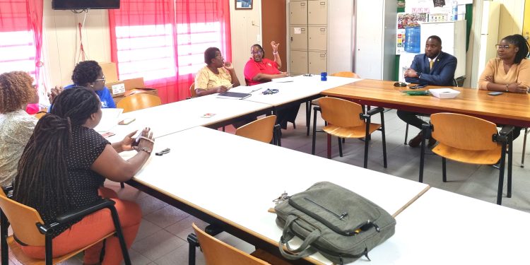 El Ministro Lewis visita Ruby Labega School para evaluar la situación del calor