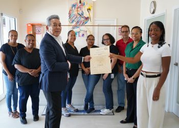 El laboratorio de atención médica de Sint Maarten recibe la acreditación ISO