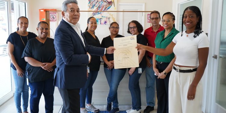 El laboratorio de atención médica de Sint Maarten recibe la acreditación ISO