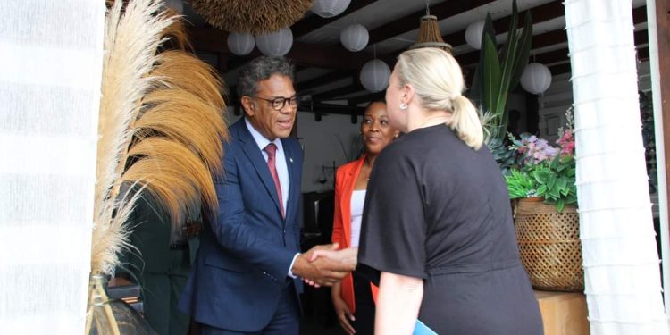 El Primer Ministro, Dr. Luc Mercelina, recibe a la Delegada de la UE, Jutta Urpilainen, para un almuerzo estratégico