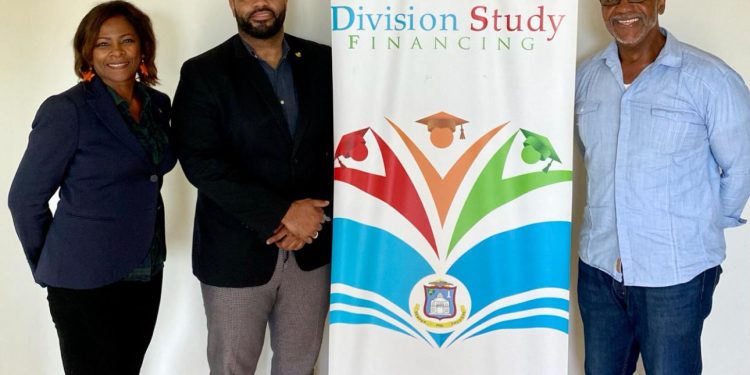 Gumbs y Arrindell se preparan para los estudiantes de Sint Maarten
