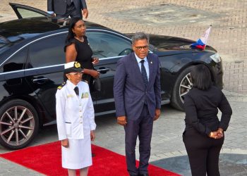 El recién juramentado Primer Ministro, Dr. Luc Mercelina, rinde homenaje al Día del Recuerdo y celebra la Semana Internacional de la Enfermería