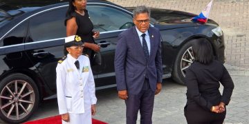 El recién juramentado Primer Ministro, Dr. Luc Mercelina, rinde homenaje al Día del Recuerdo y celebra la Semana Internacional de la Enfermería