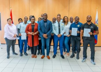 El Ministro de Justicia, Lyndon Lewis, entrega un nuevo lote de 25 Decretos Nacionales a los trabajadores de la justicia