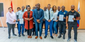 El Ministro de Justicia, Lyndon Lewis, entrega un nuevo lote de 25 Decretos Nacionales a los trabajadores de la justicia