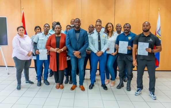 El Ministro de Justicia, Lyndon Lewis, entrega un nuevo lote de 25 Decretos Nacionales a los trabajadores de la justicia