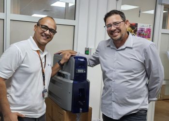 SZV impulsa operaciones de biblioteca con donación de impresoras de tarjetas