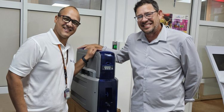 SZV impulsa operaciones de biblioteca con donación de impresoras de tarjetas