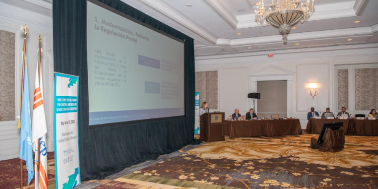 El Director Interino de la Oficina de Telecomunicaciones y Correos y el Secretario General de Asuntos Generales asistieron a un foro postal de alto nivel en Washington