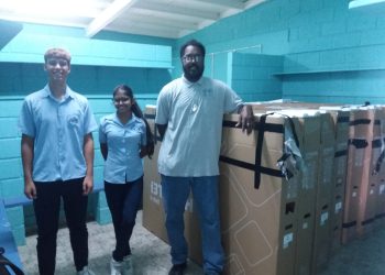 Escuelas SVOBE agradecen donación de 9 pizarras inteligentes de Heerbeeck College en Best/Países Bajos