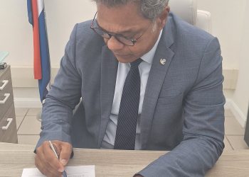 El Honorable Primer Ministro Dr. Luc Mercelina reafirma su compromiso con el pacto de los trabajadores