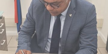 El Honorable Primer Ministro Dr. Luc Mercelina reafirma su compromiso con el pacto de los trabajadores