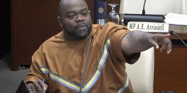 Chris dice que la dependencia del gobierno de GEBE para solucionar la crisis energética es problemática