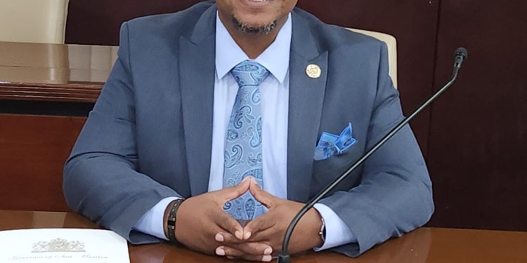 El Parlamentario Francisco Lacroes recomienda precaución al Ministro de Educación sobre operador de autobuses escolares SLA