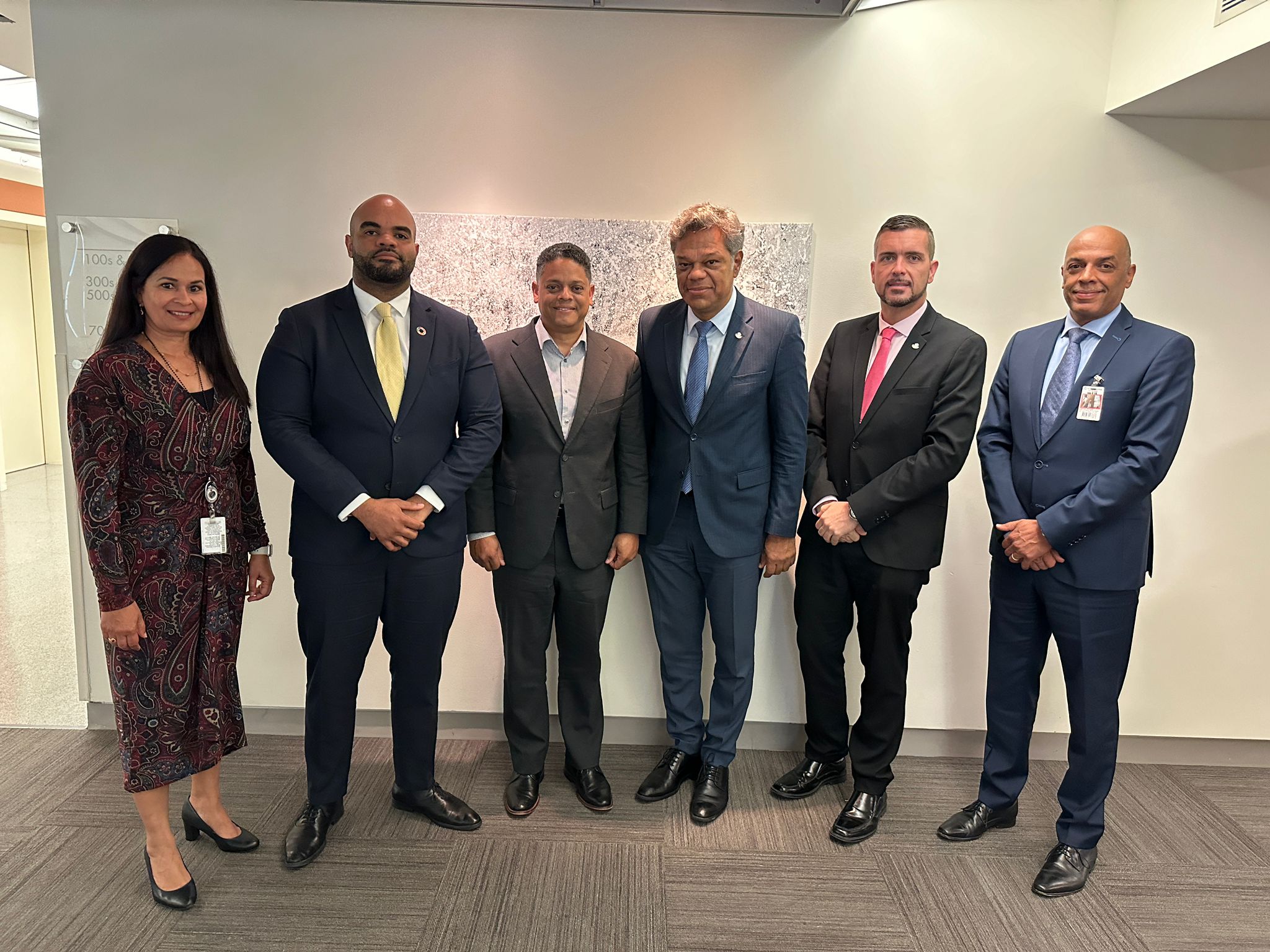 El honorable primer ministro dr luc mercelina concluye una urgente