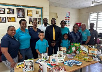 El Ministro Lewis acude a la presentación del material educativo a Marie Genevieve de Weever School