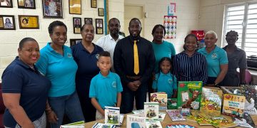 El Ministro Lewis acude a la presentación del material educativo a Marie Genevieve de Weever School