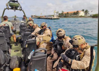 Marines holandeses y estadounidenses entrenan juntos habilidades de buceo en Aruba