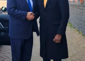 El Ministro Lewis adquiere conocimientos prácticos sobre el Centro Regional de Información y Experiencia