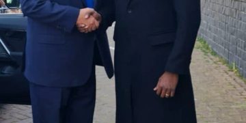 El Ministro Lewis adquiere conocimientos prácticos sobre el Centro Regional de Información y Experiencia