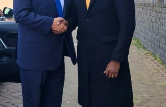 El Ministro Lewis adquiere conocimientos prácticos sobre el Centro Regional de Información y Experiencia