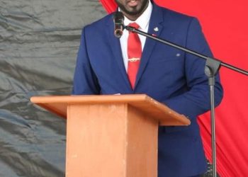 El Ministro Lewis agradece a todos por una maravillosa temporada de graduación.