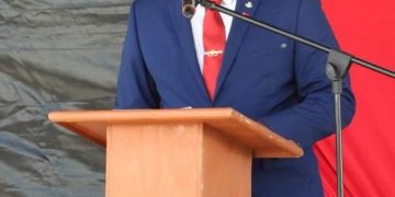 El Ministro Lewis agradece a todos por una maravillosa temporada de graduación.